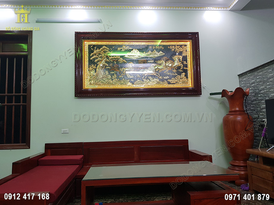 Để thưởng hết vẻ đẹp của tranh, gia chủ n&ecirc;n treo n&oacute; ở một độ cao th&iacute;ch hợp, ở một phương vị th&iacute;ch hợp